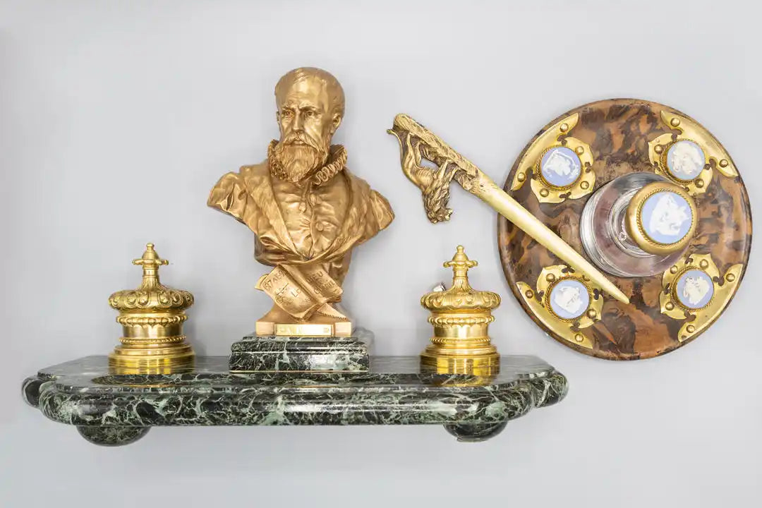 Set de birou ornate cu bust, cernele și suport pentru pix.